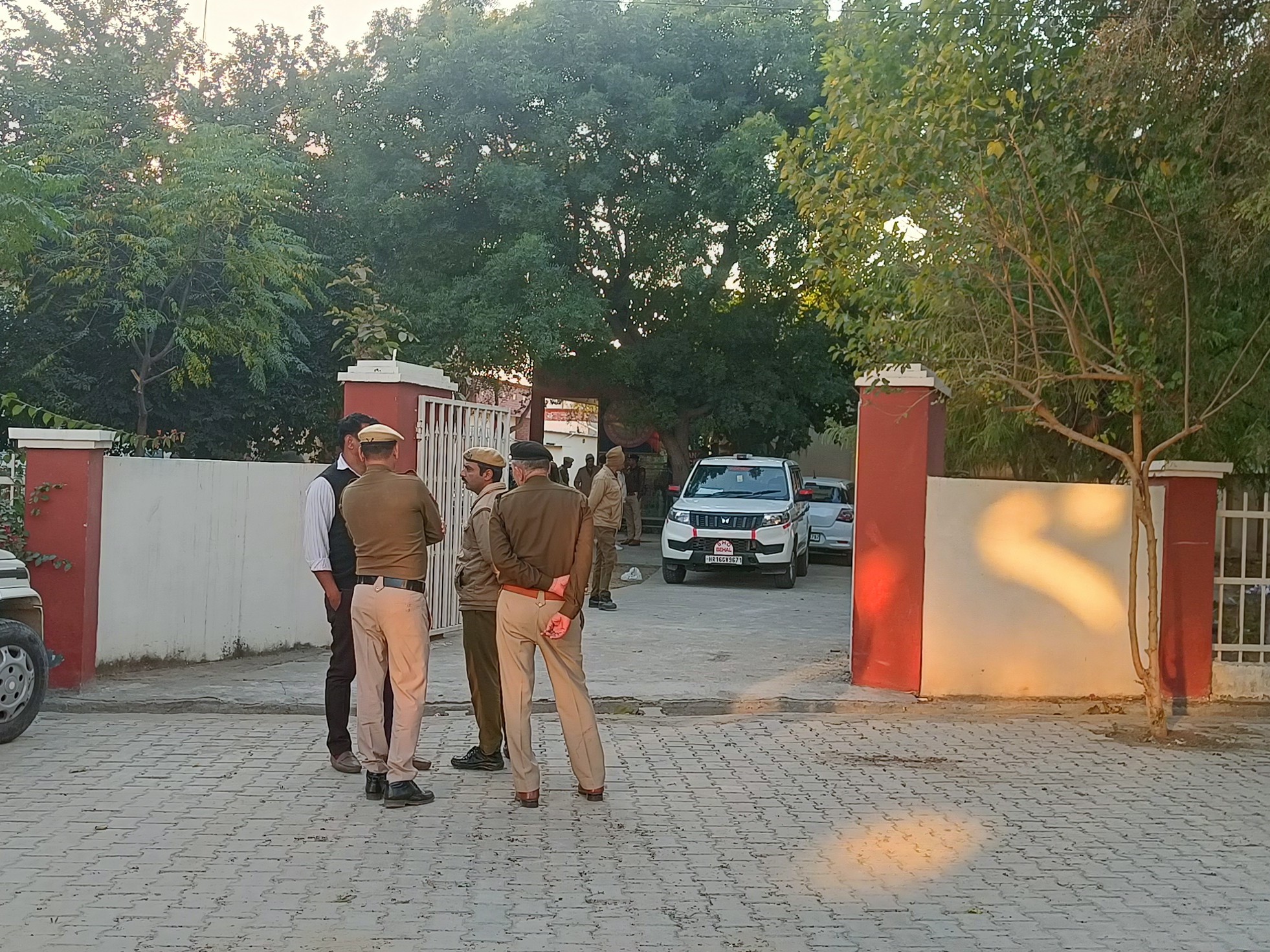 थाने के बाहर मौजूद पुलिस कर्मचारी।