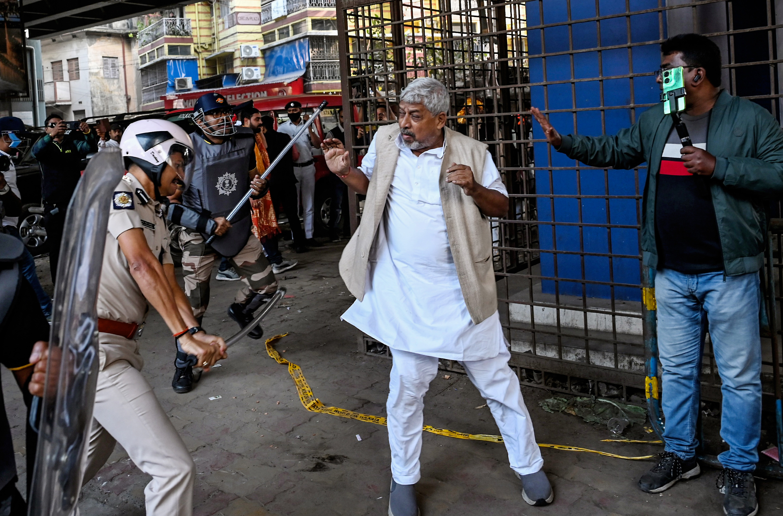 कोलकाता में प्रदर्शनकारियों को रोकने के लिए पुलिस ने उन पर लाठीचार्ज किया।