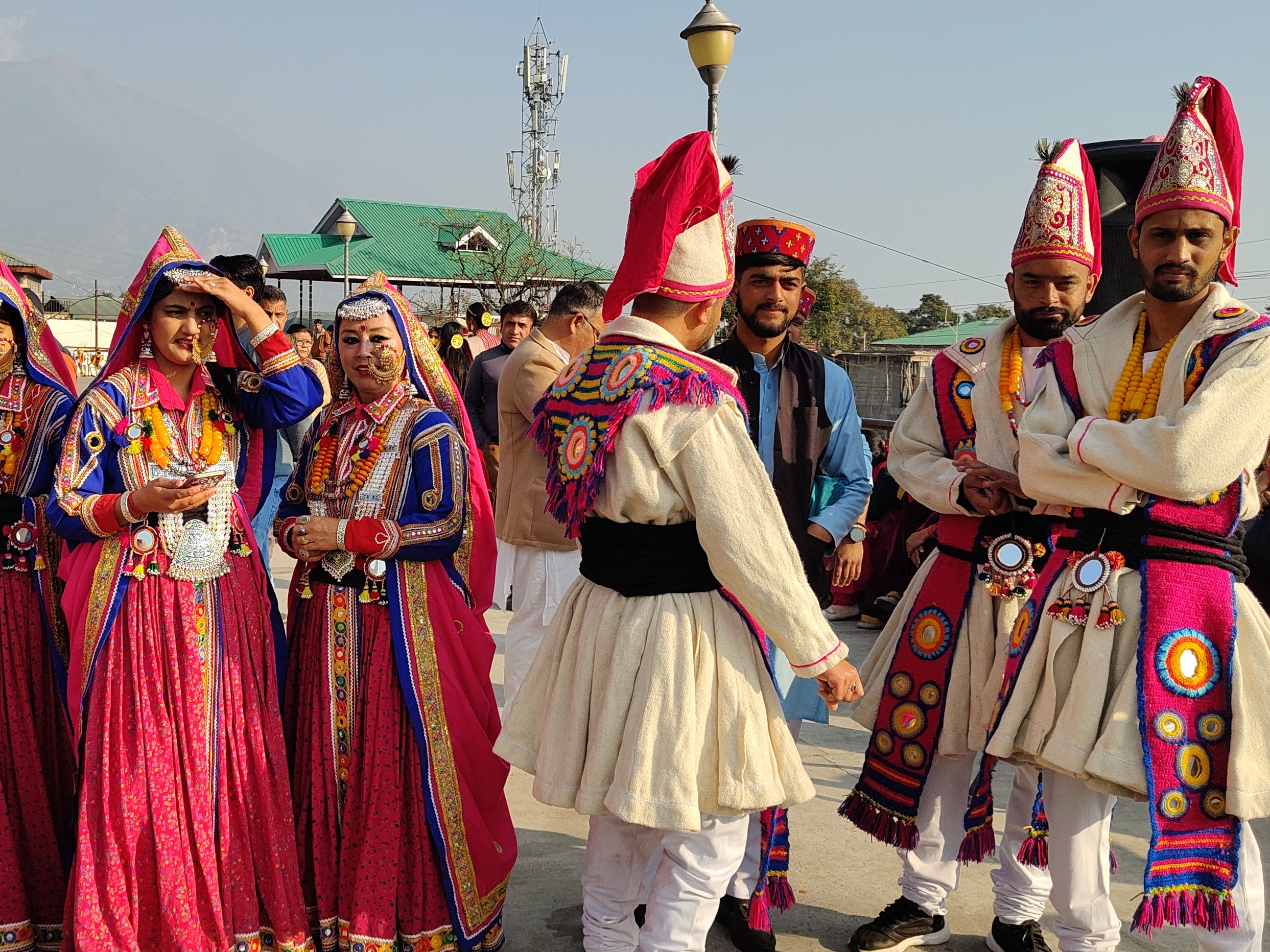 प्रस्तुति देने के तैयारी में स्थानीय महिला और पुरुष कलाकार