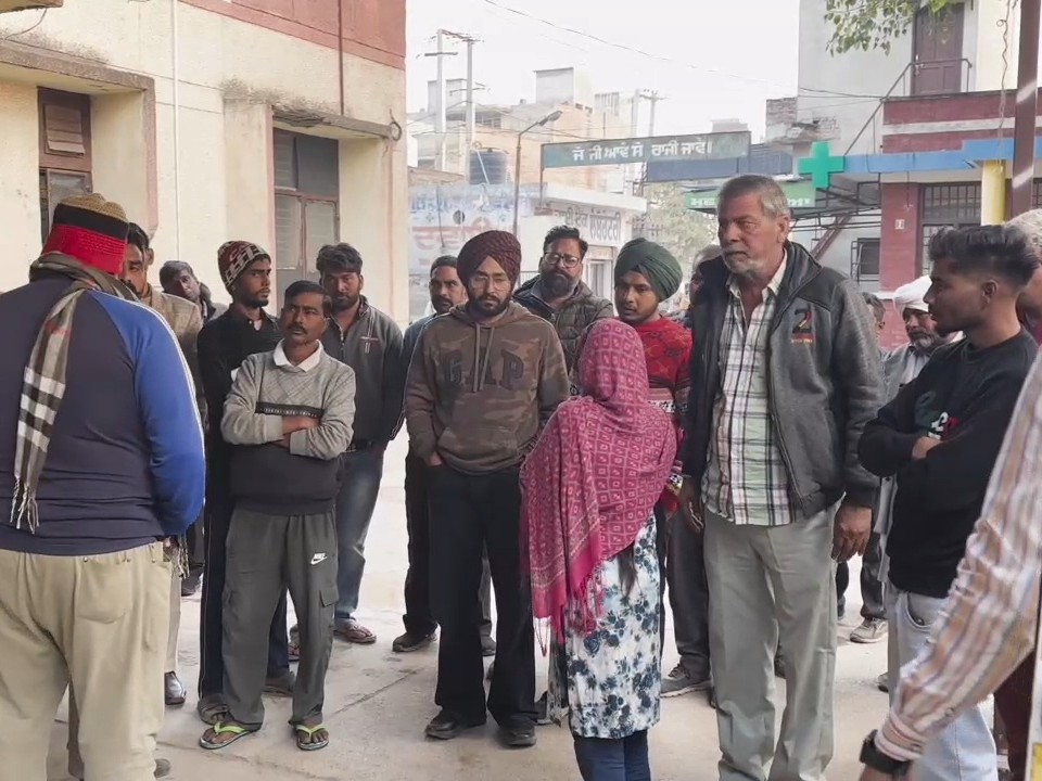 मौके पर जमा हुई भीड़।