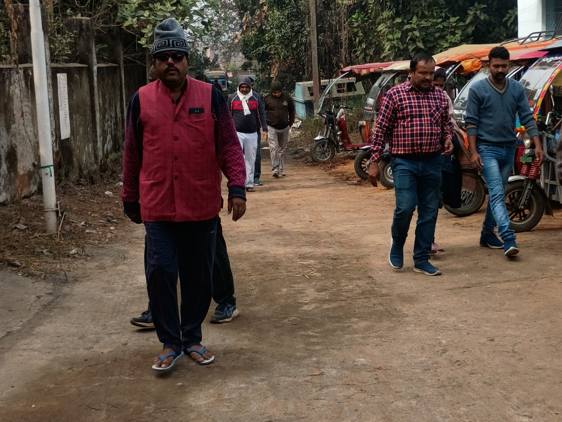 लोगों के अनुसार, देवाशीष मिलनसार और पढ़ने में मेधावी था।