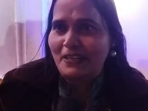 चंडीगढ़ की सीमा ने कहा कि बच्चों के साथ शिमला आए हैं। लेकिन यहां चंडीगढ़ की तरह ही मौसम है। बर्फ देखने को नहीं मिली।