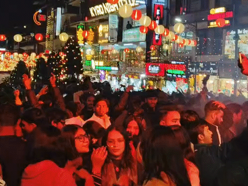 मनाली में DJ पार्टी में नाचते टूरिस्ट।