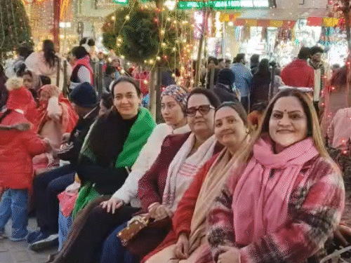 मनाली में क्रिसमस सेलिब्रेशन के लिए पहुंचीं महिला टूरिस्ट।