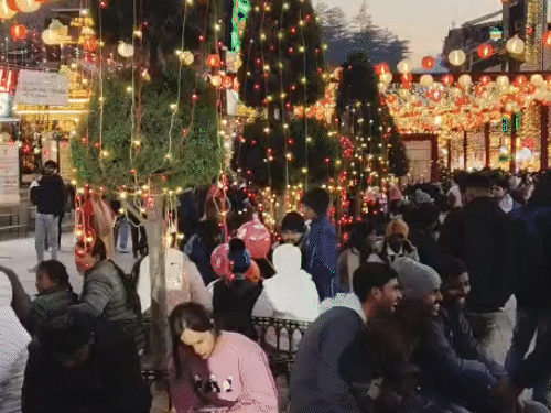 मनाली में रंग बिरंगी लाइटों से सजा बाजार।