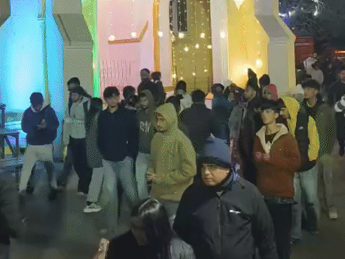 शिमला में चर्च के पास घूमते टूरिस्ट।