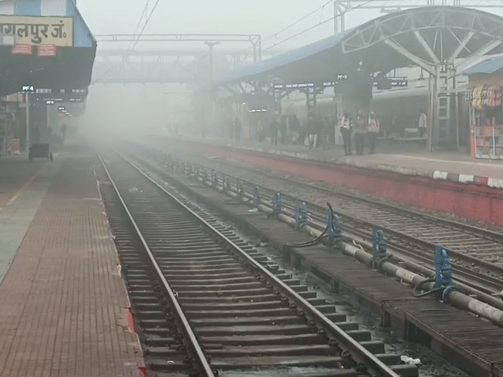 ठंड के कारण रेलवे स्टेशन पर यात्रियों की भीड़ में भी कमी देखी गई है।