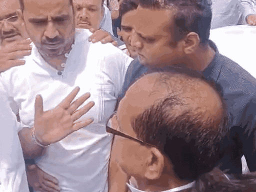 सतना में कांग्रेस विधायक सिद्धार्थ कुशवाहा ने शिवराज सिंह का काफिला रोका और उन्हें खाद संकट की बात बताई।