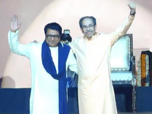 5 जुलाई 2025: महाराष्ट्र में हिंदी को लेकर जारी विवाद के बीच को उद्धव ठाकरे और राज ठाकरे ने 'मराठी एकता' पर मुंबई के वर्ली डोम में रैली की थी।