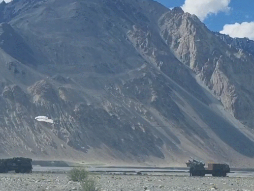 आकाश प्राइम डिफेंस सिस्टम ने 15,000 फीट (4,500 मीटर) से ज्यादा की ऊंचाई पर उड़ रहे दो ड्रोन गिराए।