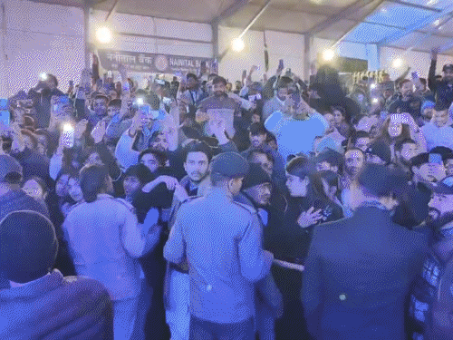 शो के बीच बवाल बढ़ता देख कुमाऊं कमिश्नर दीपक रावत उठे।