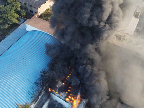 आग की तेज लपटें और काले धुएं का गुबार दूर-दूर तक दिखाई दिया।