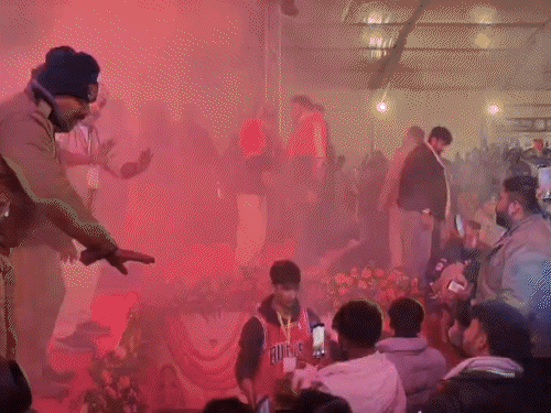 शो के बीच हंगामा करते युवा।