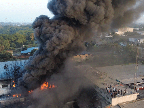 मित्तल फर्नीचर फैक्ट्री में रखे तारपीन तेल के टैंकर में अचानक भीषण आग लग गई।