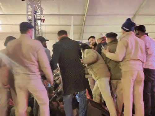 नैनीताल पुलिस युवाओं को समझाती हुई।