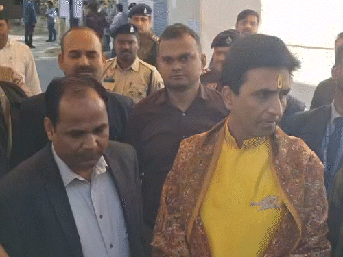 शुक्ल के अंतिम यात्रा में मशहूर कवि कुमार विश्वास भी शामिल हुए।