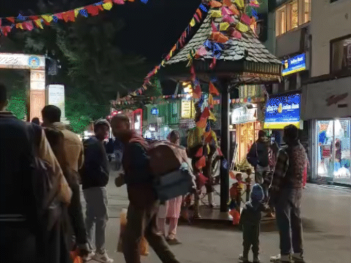 शिमला के मॉल रोड पर विंटर कार्निवल की तैयारी।
