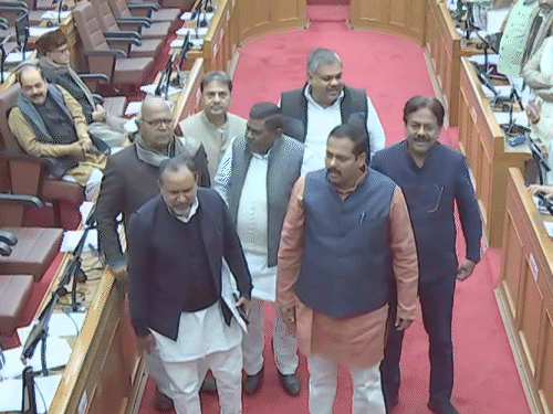 विधानपरिषद में सपा नेताओं ने हंगामा कर दिया। जमकर नारेबाजी की और वॉकआउट कर दिया।