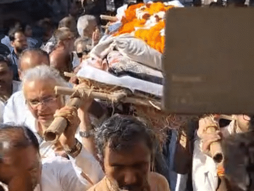 सीएम साय ने भी विनोद कुमार शुक्ल के पार्थिव देह को कांधा दिया।