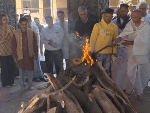 अंतिम संस्कार की रस्में निभाकर बेटे शाश्वत गोपाल ने मुखाग्नि दी।