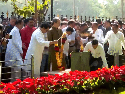 दोनों नेताओं ने शिवाजी पार्क स्थित बालासाहेब ठाकरे के स्मारक पर श्रद्धांजलि भी दी।