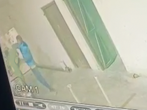 मर्डर की घटना सीसीटीवी कैमरे में कैद हो गई है। युवक अपने साथी को पीटते दिख रहा है।