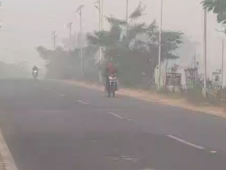 घने कोहरे का असर हवाई यातायात पर भी साफ दिखा।