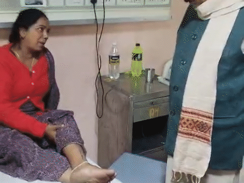 घायलों का हाल जानने अस्पताल पहुंचे स्थानीय विधायक।