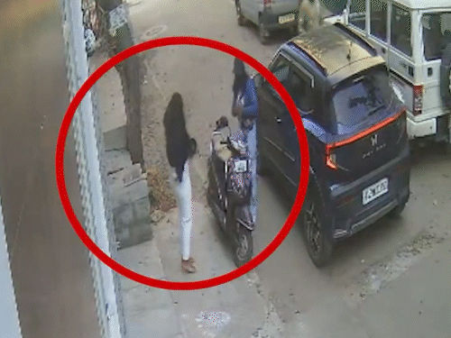 घटना के बाद आरोपी अपनी कार में बैठकर घटनास्थल से फरार हो गया।