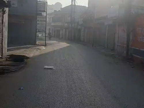 रायपुर में सुबह से दुकानें बंद है। सड़क भी सुनसान है।