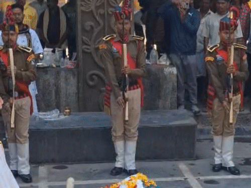 गार्ड ऑफ ऑनर के साथ विनोद कुमार शुक्ल को अंतिम विदाई दी गई।