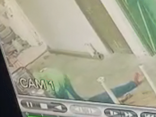 CCTV फुटेज में चाकू से मारते नजर आ रहा है, आरोपी सन्नी साहू।