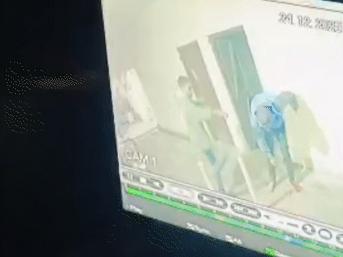 चाकू और रॉड लेकर आता हुआ दिख रहा है आरोपी सन्नी साहू।