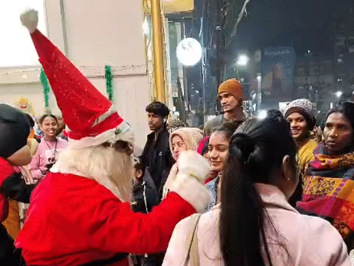Patna- Markets buzzing with Christmas celebrations | पटना- क्रिसमस को लेकर  गुलजार बाजार: कलरफुल लाइट्स से सजा चर्च, सांता बीच बाजार लोगों संग कर रहे  डांस; कल ...