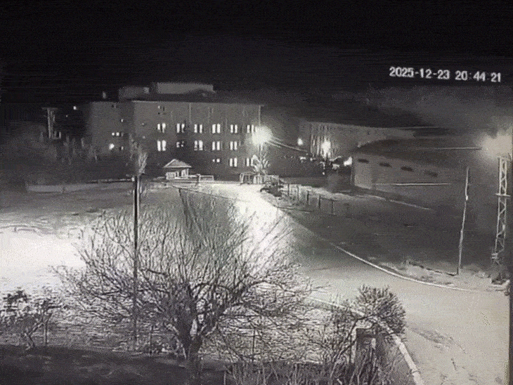 स्थानीय टीवी चैनलों पर जारी सीसीटीवी फुटेज में रात के आसमान में तेज रोशनी और विस्फोट जैसा दृश्य दिखा। - Dainik Bhaskar