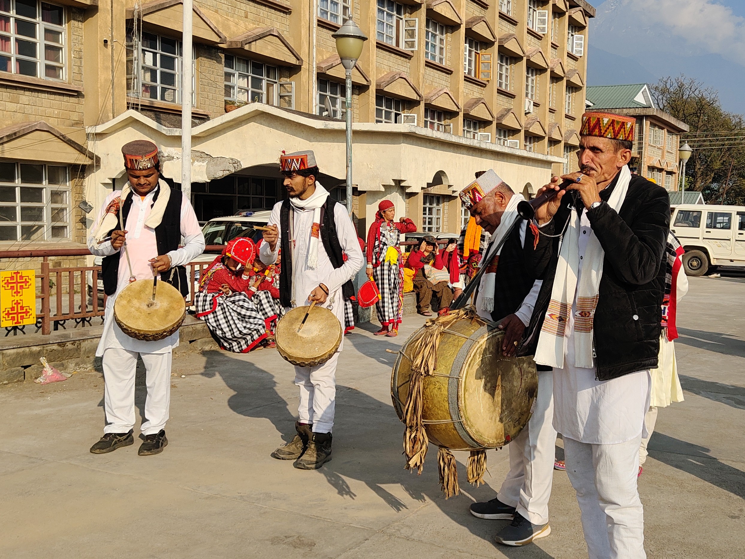 कार्निवाल में भारतीय वाद्य यंत्रों से प्रस्तुति देते स्थानीय कलाकार