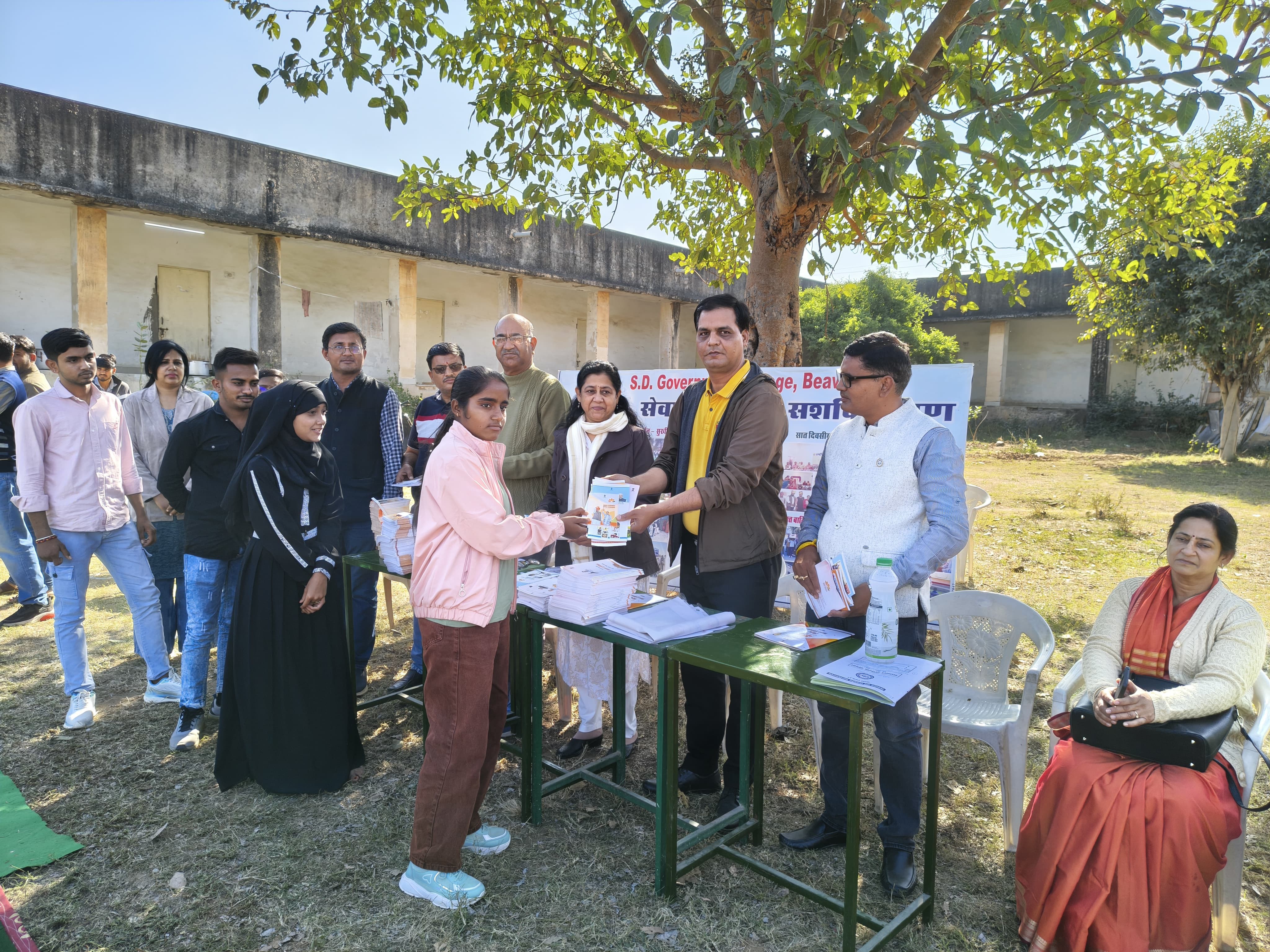 सूचना एवं जनसंपर्क अधिकारी सतीश सोनी ने छात्राओं को प्रिंटिंग सामग्री वितरित की।