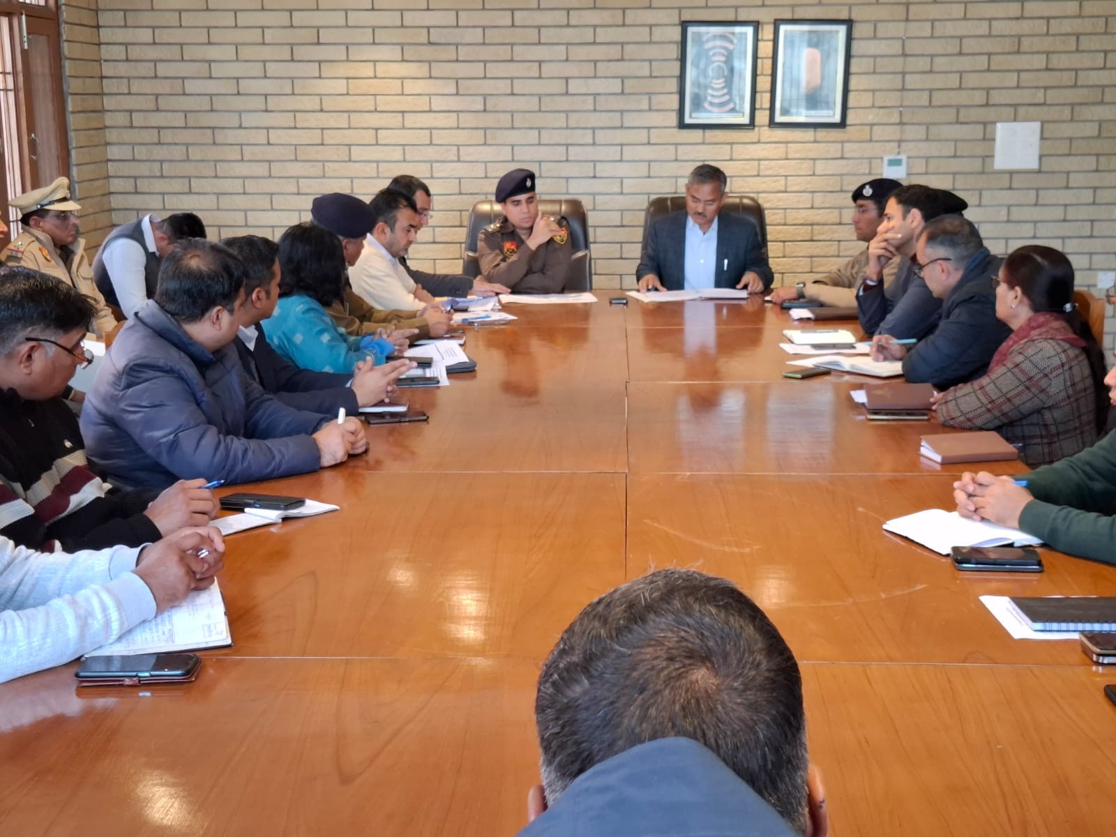 राखीगढ़ी महोत्सव को लेकर बैठक करते अधिकारी।