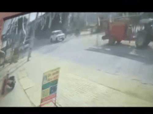 सिरसा पुलिस गाड़ी से उतरकर बदमाशों को पकड़ने को जाती हुई।