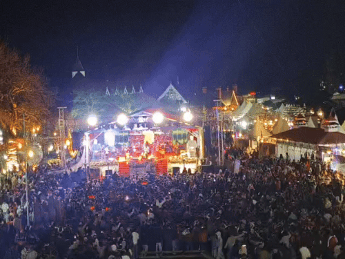 शिमला के रिज मैदान में कार्निवल में नाचते टूरिस्ट।