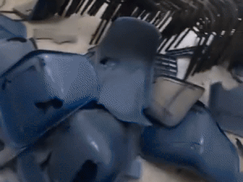 कॉलेज वर्कशॉप में कुर्सियां व मशीनें तोड़कर रील बनाते स्टूडेंट्स।