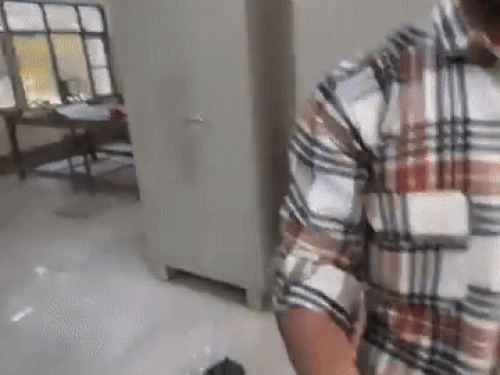 कॉलेज में सामान के साथ तोड़फोड़ करते छात्र।