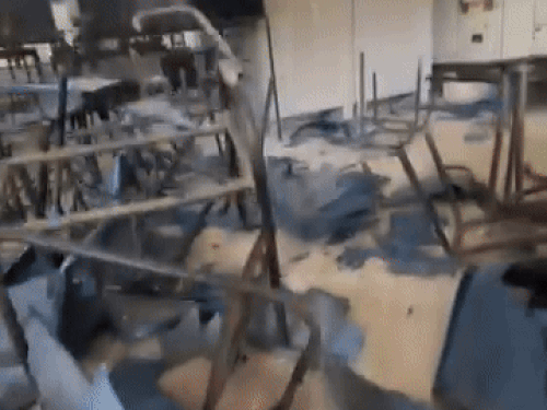 कॉलेज में सामान के साथ तोड़फोड़ करते छात्र।