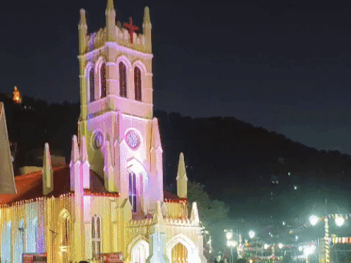 शिमला में चर्च को रंग बिरंगी लाइटों से सजाया गया है।