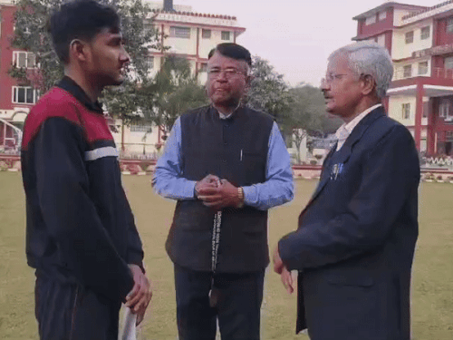 हर्षित के साथ बातचीत करते गुरुकुल के प्रिंसिपल सूबे प्रताप सिंह।