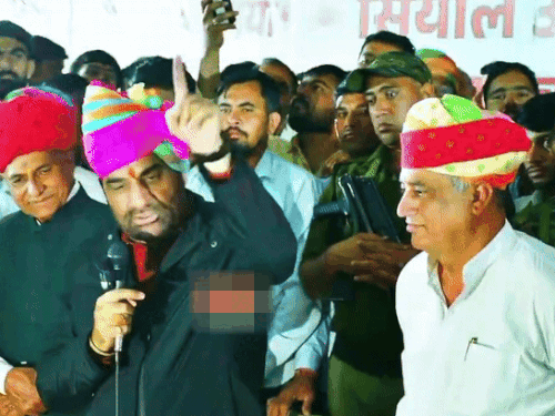 जोधपुर के ओसियां में सांसद हनुमान बेनीवाल विधायक भैराराम सियोल से मिले। बोले- मैं जिसके साथ, वह लकी है।