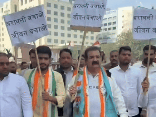 जयपुर में अरावली बचाओ रैली में हाथ में तख्ती लेकर पूर्व मंत्री प्रताप सिंह खाचरियावास पैदल चले।