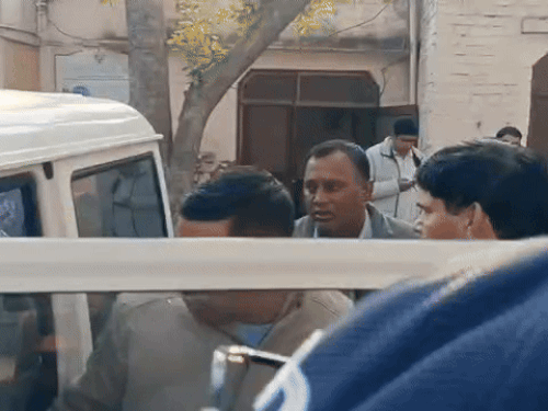 आरोपी एएसआई विजयपाल को रोहतक की टीम साथ लेकर जाते हुए