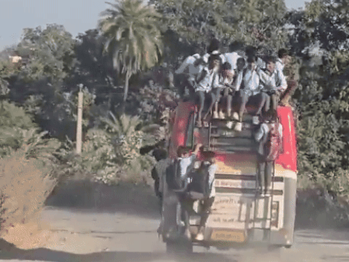 सलूंबर-धरियावद के बीच चल रही बस का वीडियो सामने आया जिसमें स्कूली बच्चे जान जोखिम में डालकर सफर कर रहे थे।