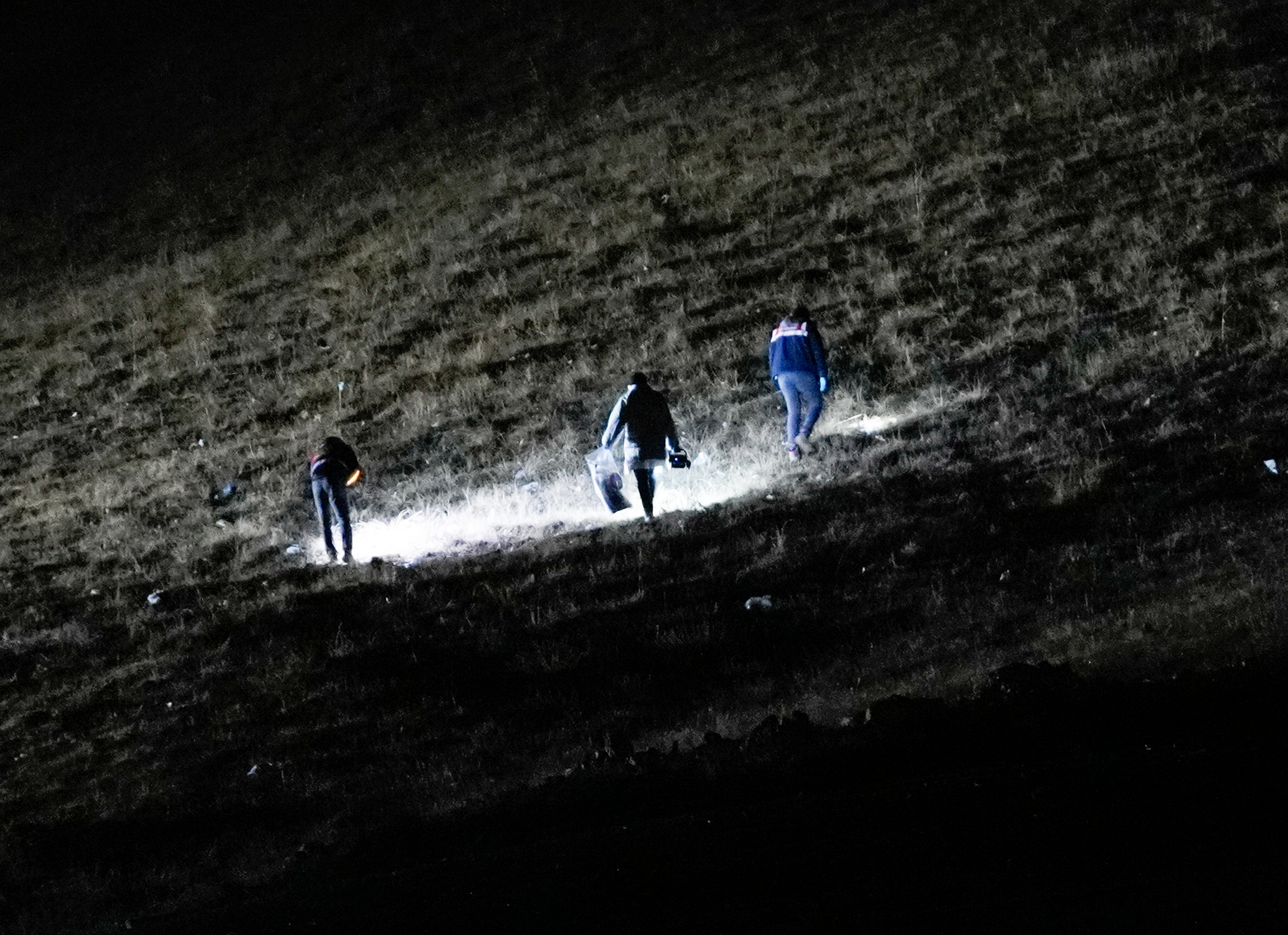 रेस्क्यू टीम के सदस्यों ने हादसे वाली जगह की तलाशी ली और प्लेन के हिस्सों को जमा किया।